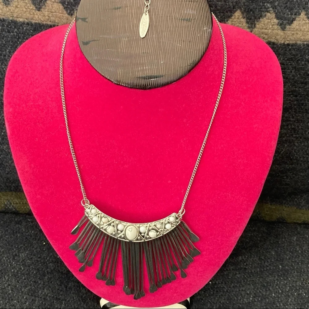 NYGARD Half moon with White Stones and Metal Rods Necklace